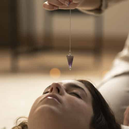 person-conducting-reiki-therapy (3)